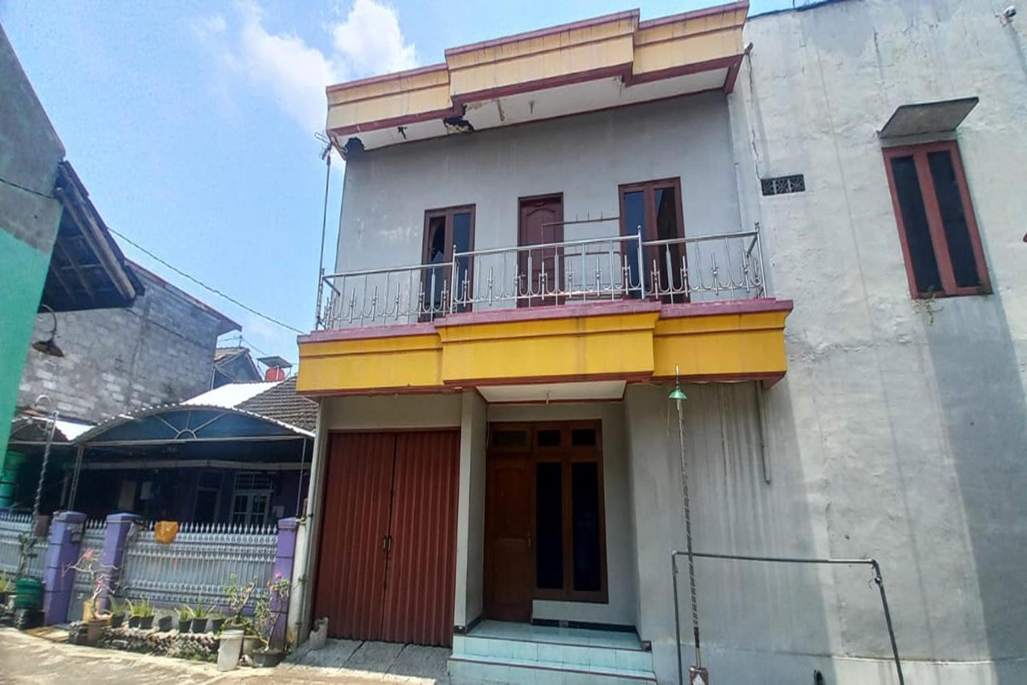 Oyo 93767 45 Guest House Sragen Exterior photo